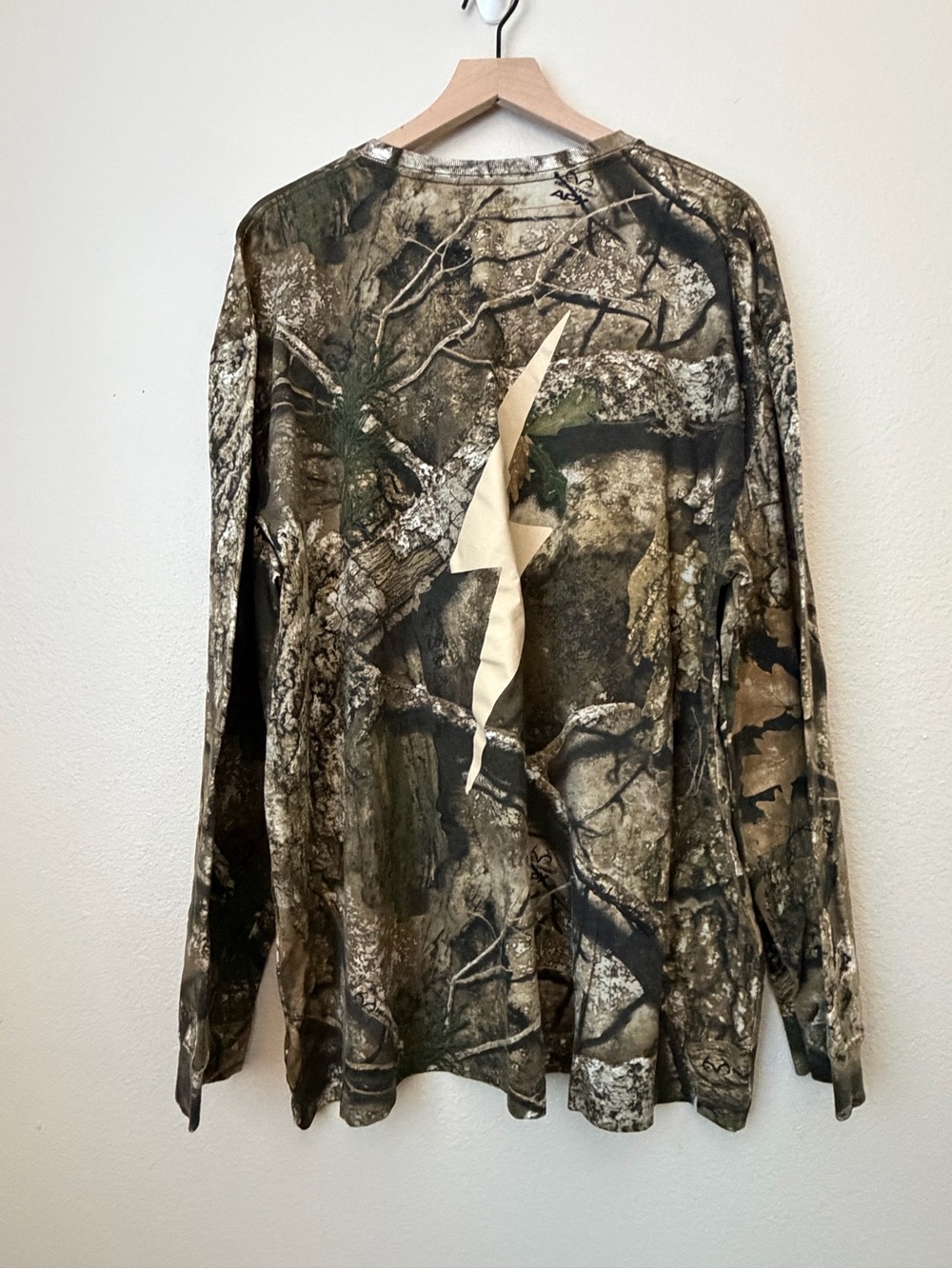 Dressed in LALA “Powerful Woman” Camo Heavyweight Longsleeve L/XL - Picture 2 of 4